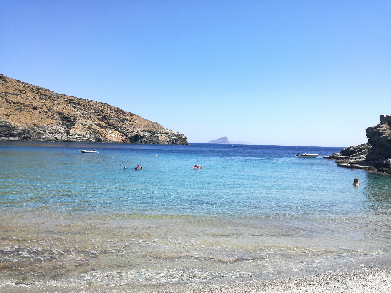 Antonides beach'in fotoğrafı turkuaz saf su yüzey ile
