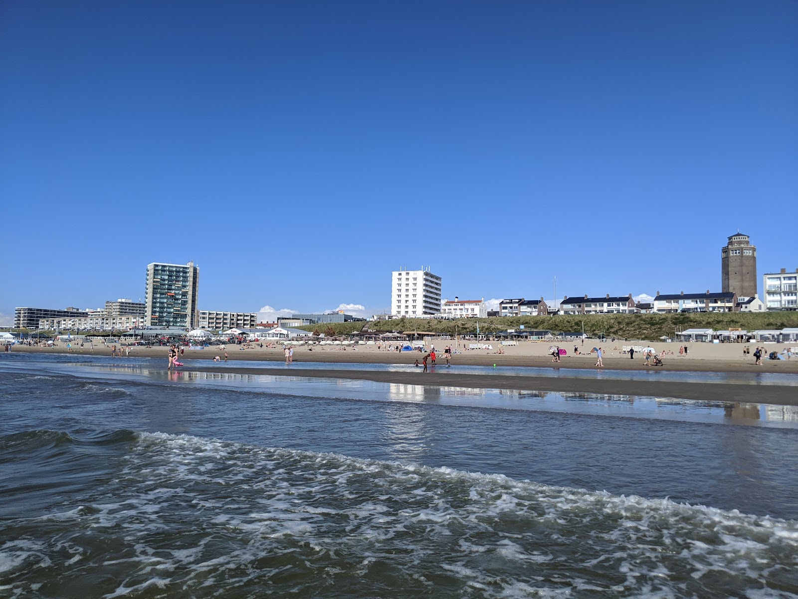 Fotografie cu Plaja Zandvoort - locul popular printre cunoscătorii de relaxare