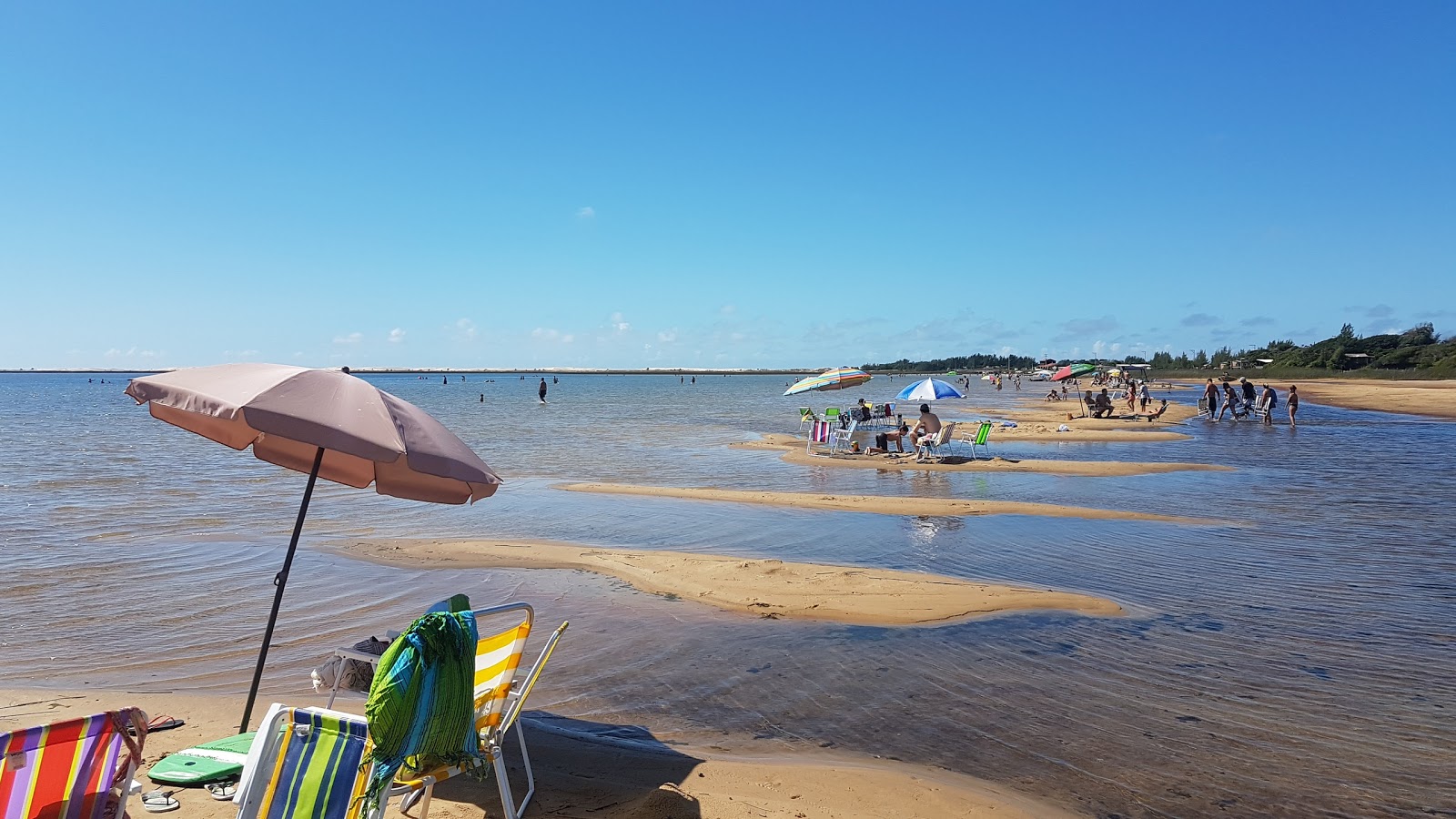 Fotografija Praia de Bacupari z svetel pesek površino