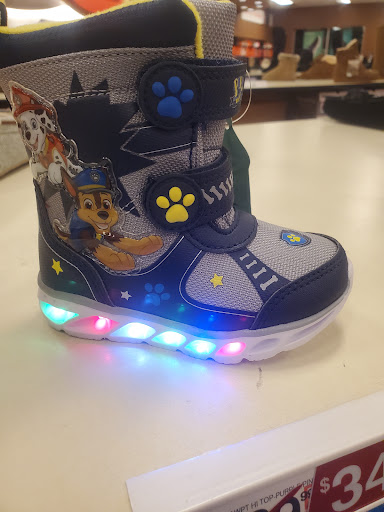 Shoe Store «Famous Footwear», reviews and photos, 1724 E Washington Ave, Union Gap, WA 98903, USA