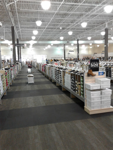 Shoe Store «DSW Designer Shoe Warehouse», reviews and photos, 413 N Milwaukee Ave, Vernon Hills, IL 60061, USA