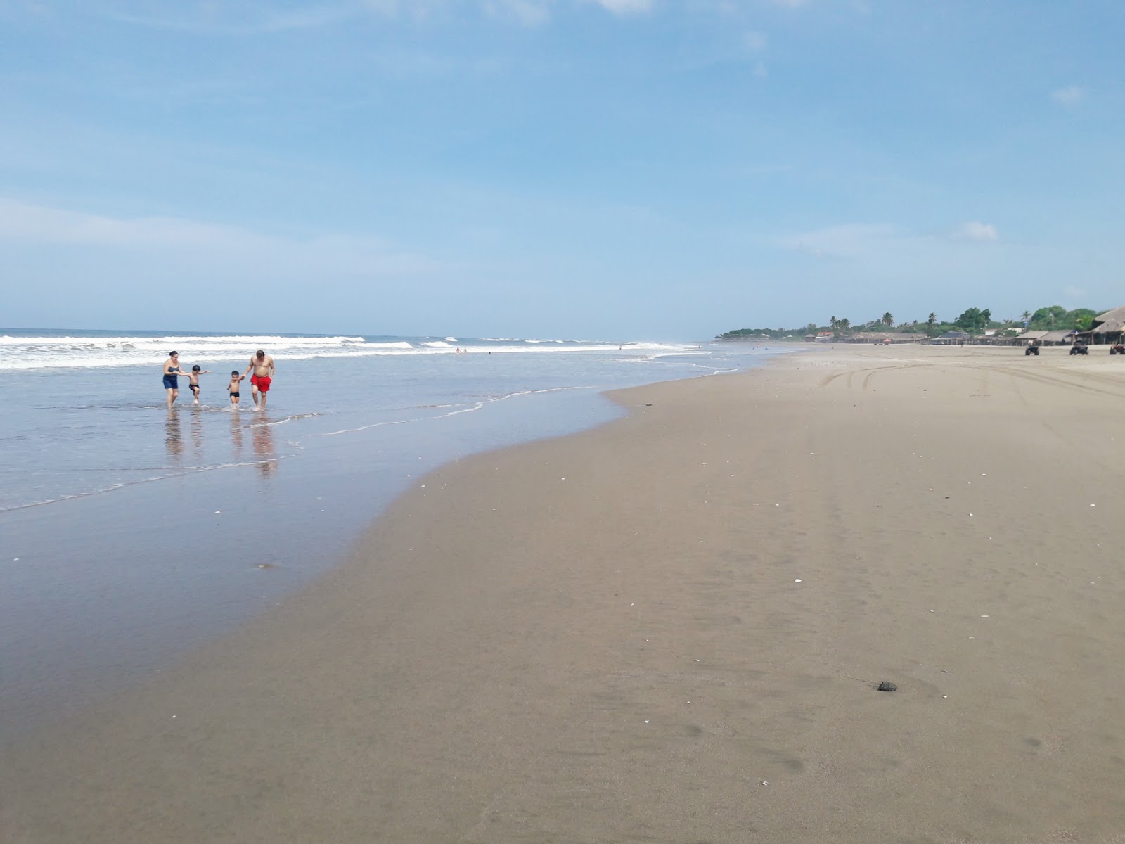 Foto de Playa de Pochomil con agua cristalina superficie