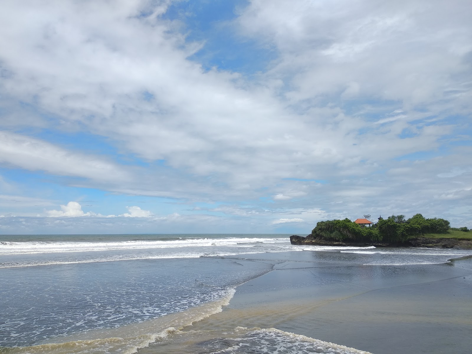 Φωτογραφία του Abian Kapas Beach με μαύρη άμμος επιφάνεια