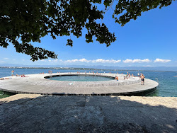 Foto di Pontons du quai de Cologny con costa lunga e dritta