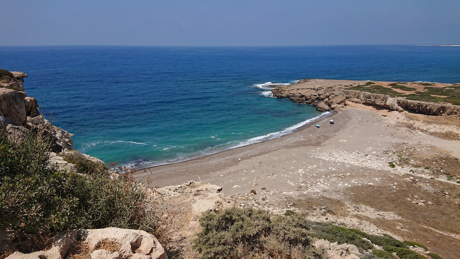 White River beach'in fotoğrafı dağlarla çevrili