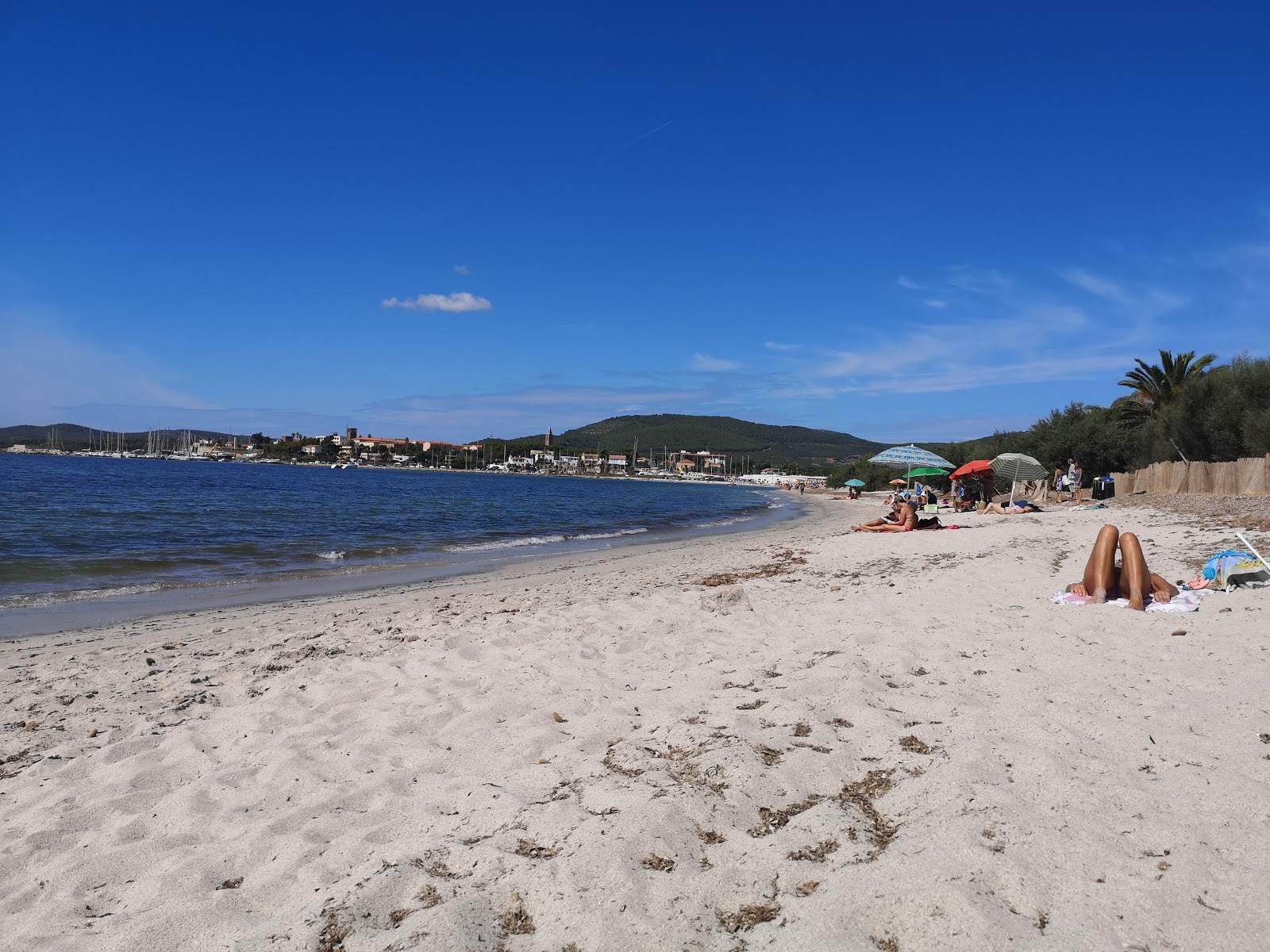Foto van Fertilia beach en de nederzetting