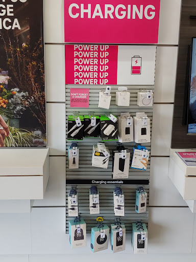 Cell Phone Store «T-Mobile», reviews and photos, 1920 Crest View Dr, Hudson, WI 54016, USA