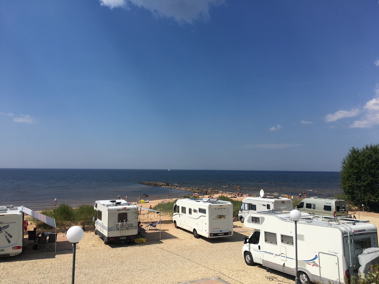 Foto von Tujas beach mit geräumiger strand