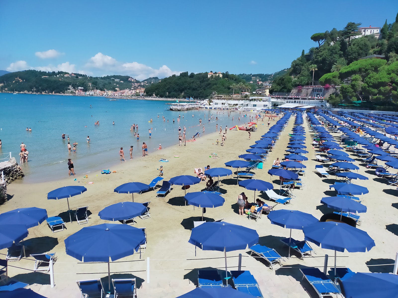 Photo de Spiaggia Lerici avec sable fin brun de surface