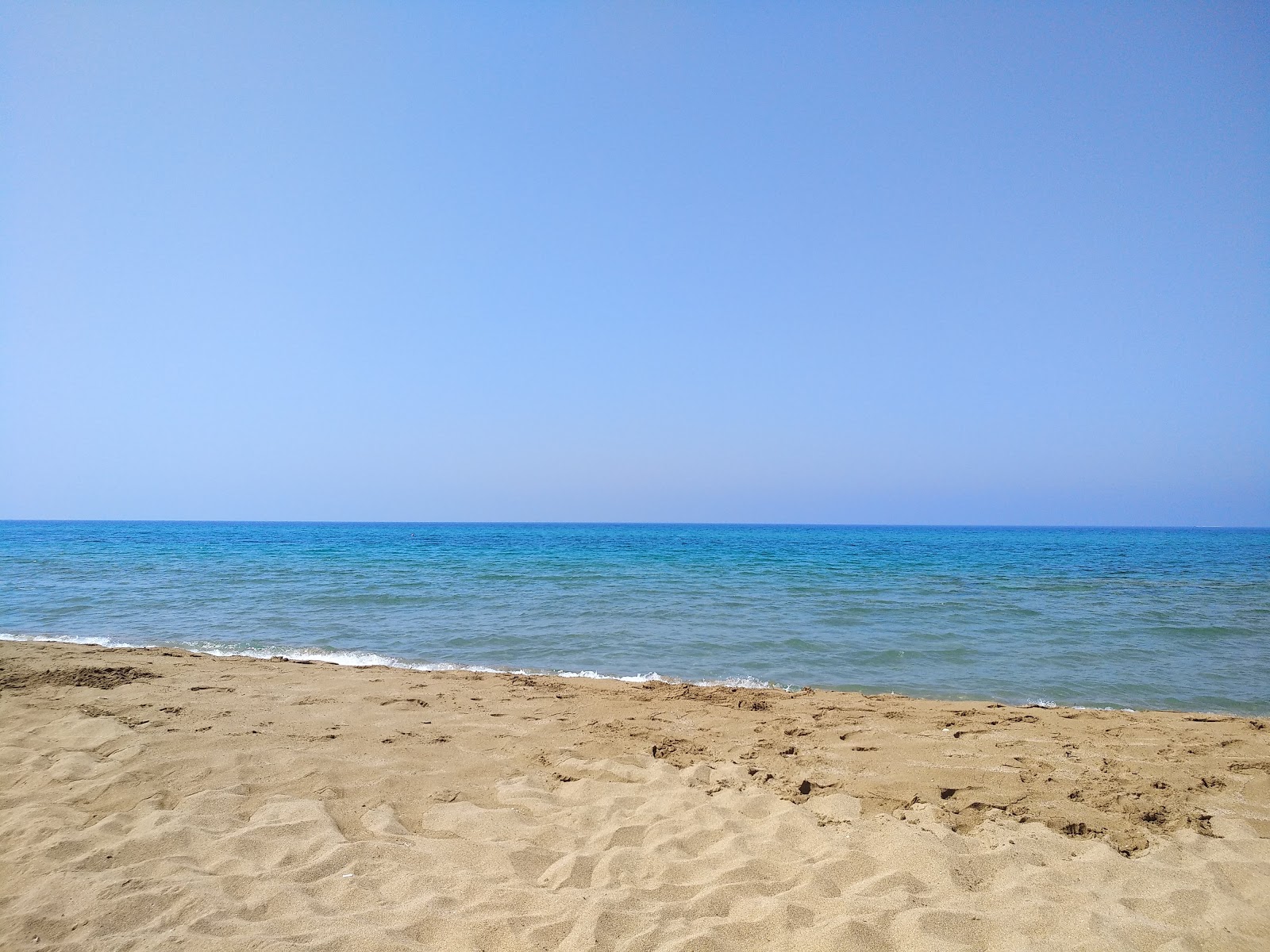 Valokuva Marathias beach IIista. ympäröity vuorilla