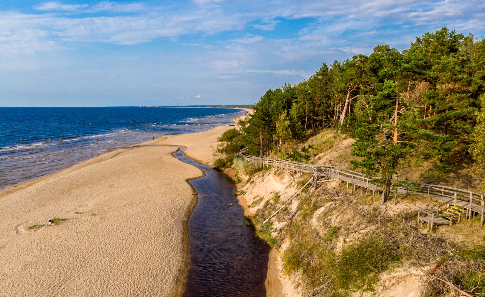 Φωτογραφία του Pabazi beach με φωτεινή άμμος επιφάνεια