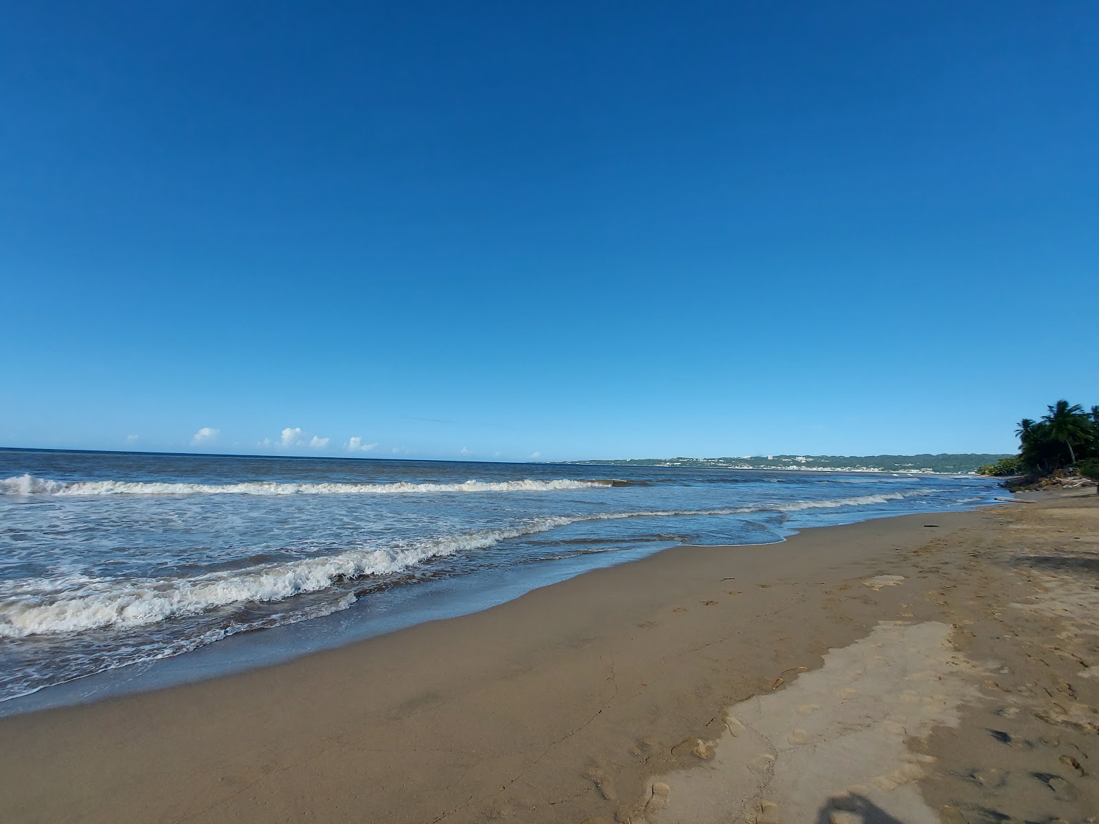 Foto di Playa Canones con una superficie del acqua blu