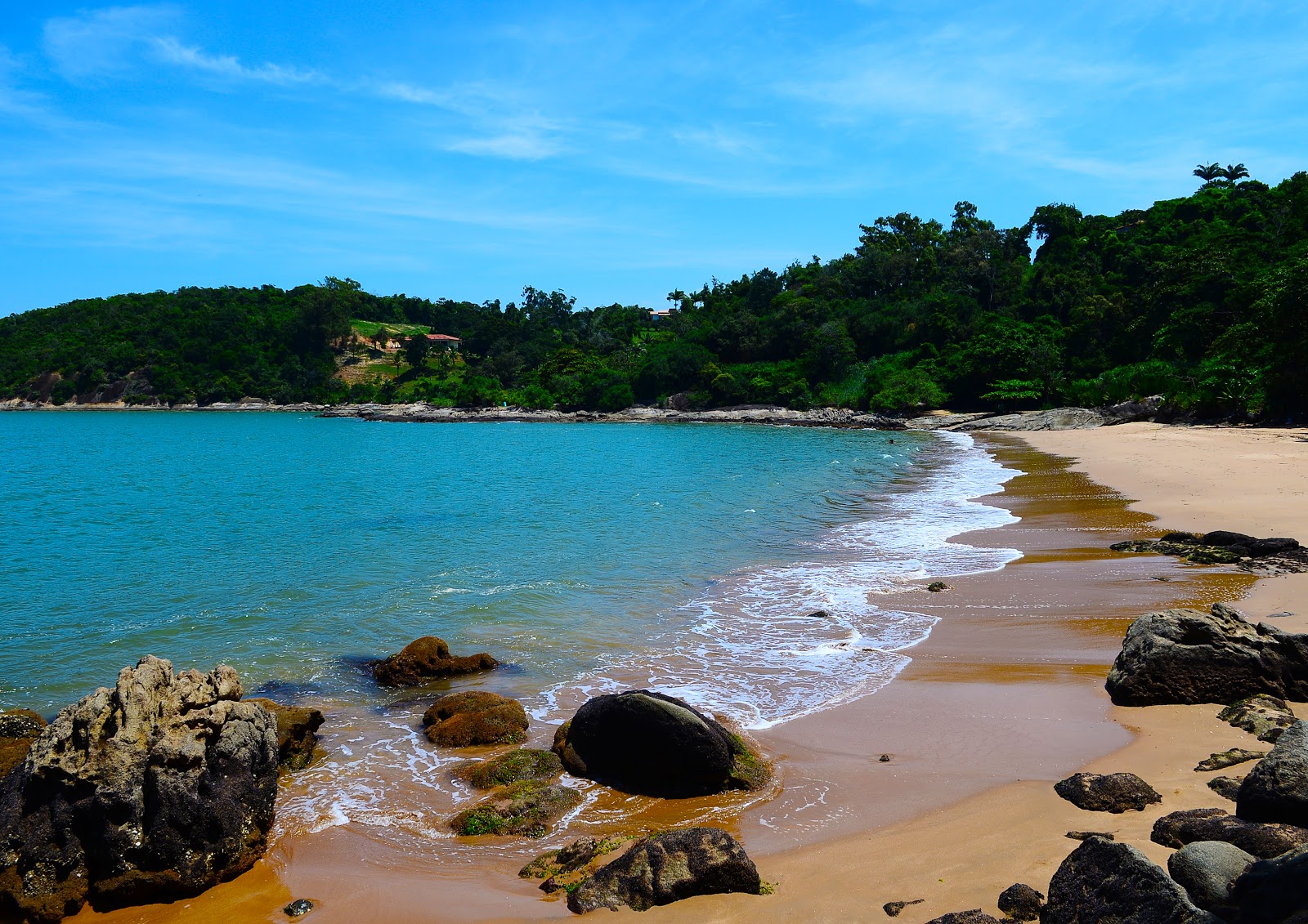 Photo de Plage de Marvila avec plusieurs baies spacieuses