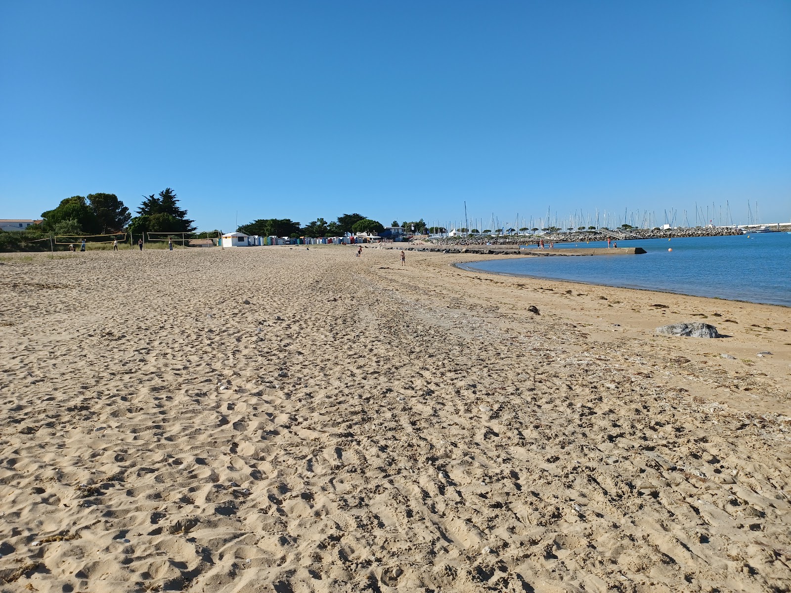 Plage de la Boirie'in fotoğrafı geniş bir kıyı şeridi ile birlikte