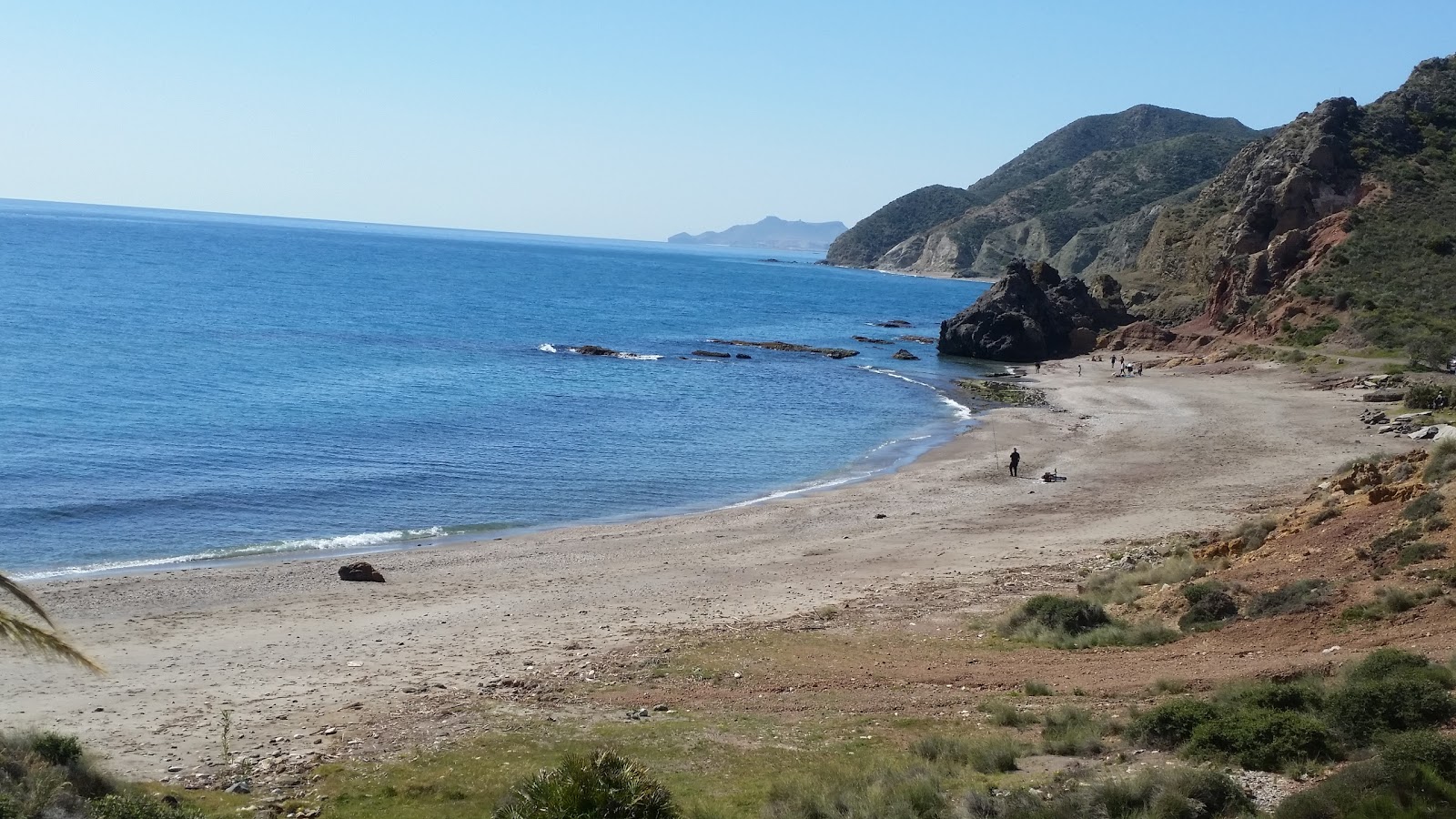 Foto di Playa del Sombrerico con una superficie del sabbia nera e ciottoli