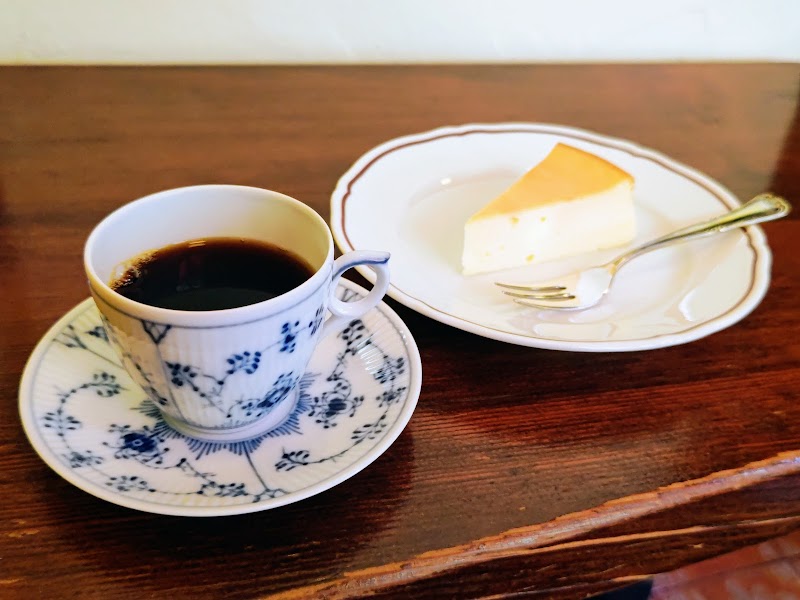 カフェ・アンセーニュ・ダングル 原宿店｜アンティーク 喫茶店｜ケーキ