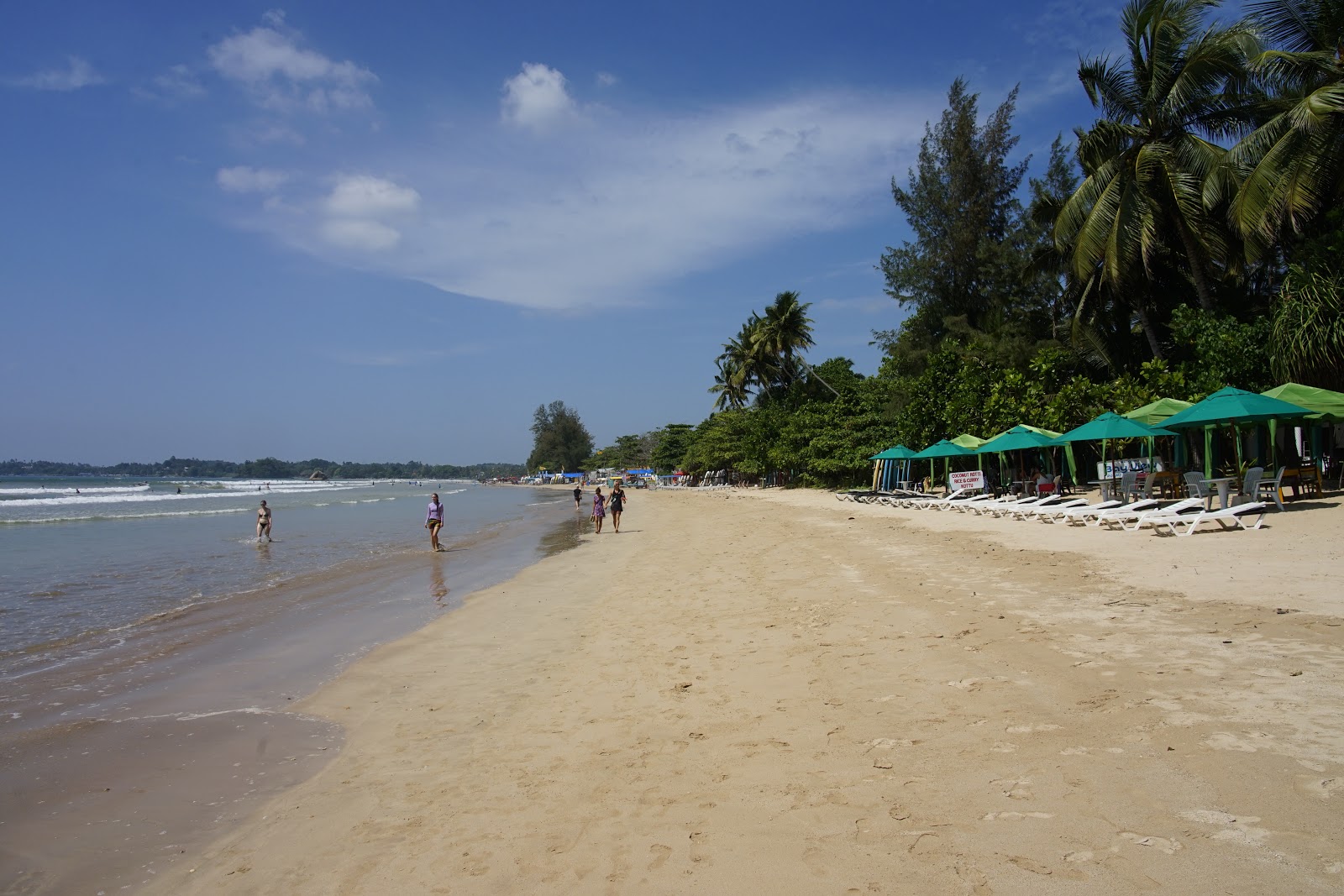 Foto von Weligama Bay Strand mit türkisfarbenes wasser Oberfläche