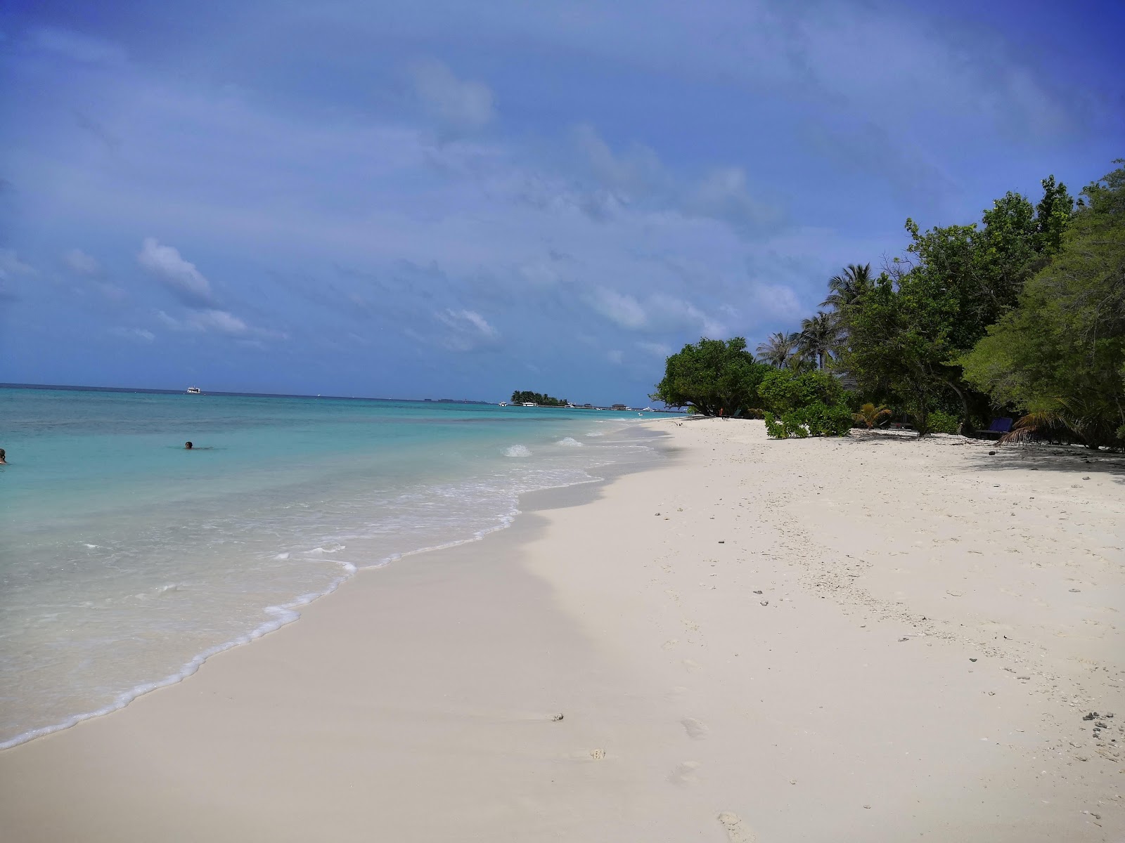 Zdjęcie Plaża na wyspie Kuredhdhoo z powierzchnią turkusowa czysta woda