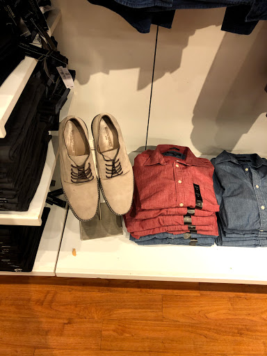 Clothing Store «Banana Republic Factory Store», reviews and photos, 407 N Alafaya Trail, Orlando, FL 32828, USA