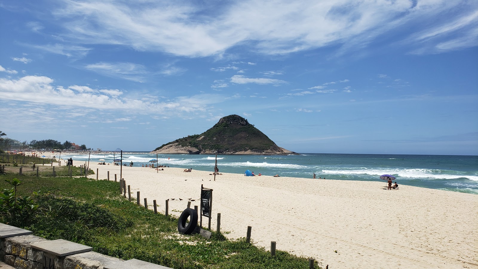 Foto de Praia da Macumba com areia bege fina superfície