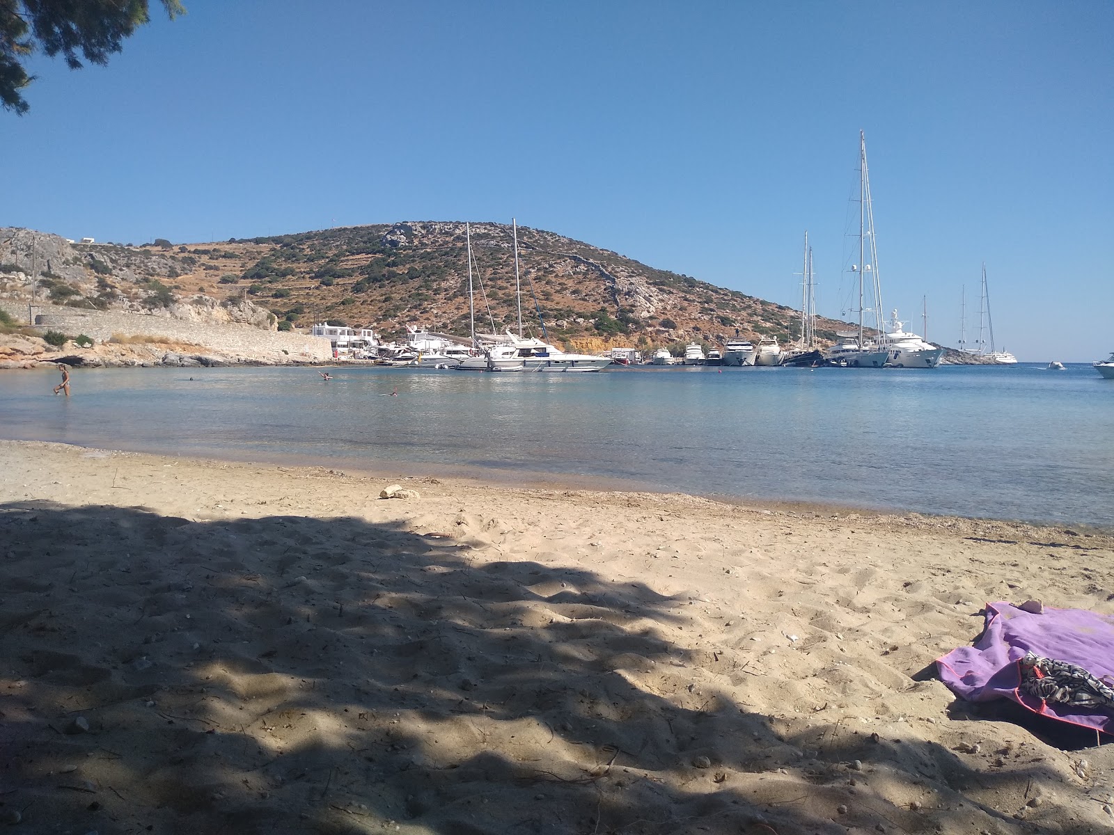 Foto van Mersini Beach voorzieningenruimte
