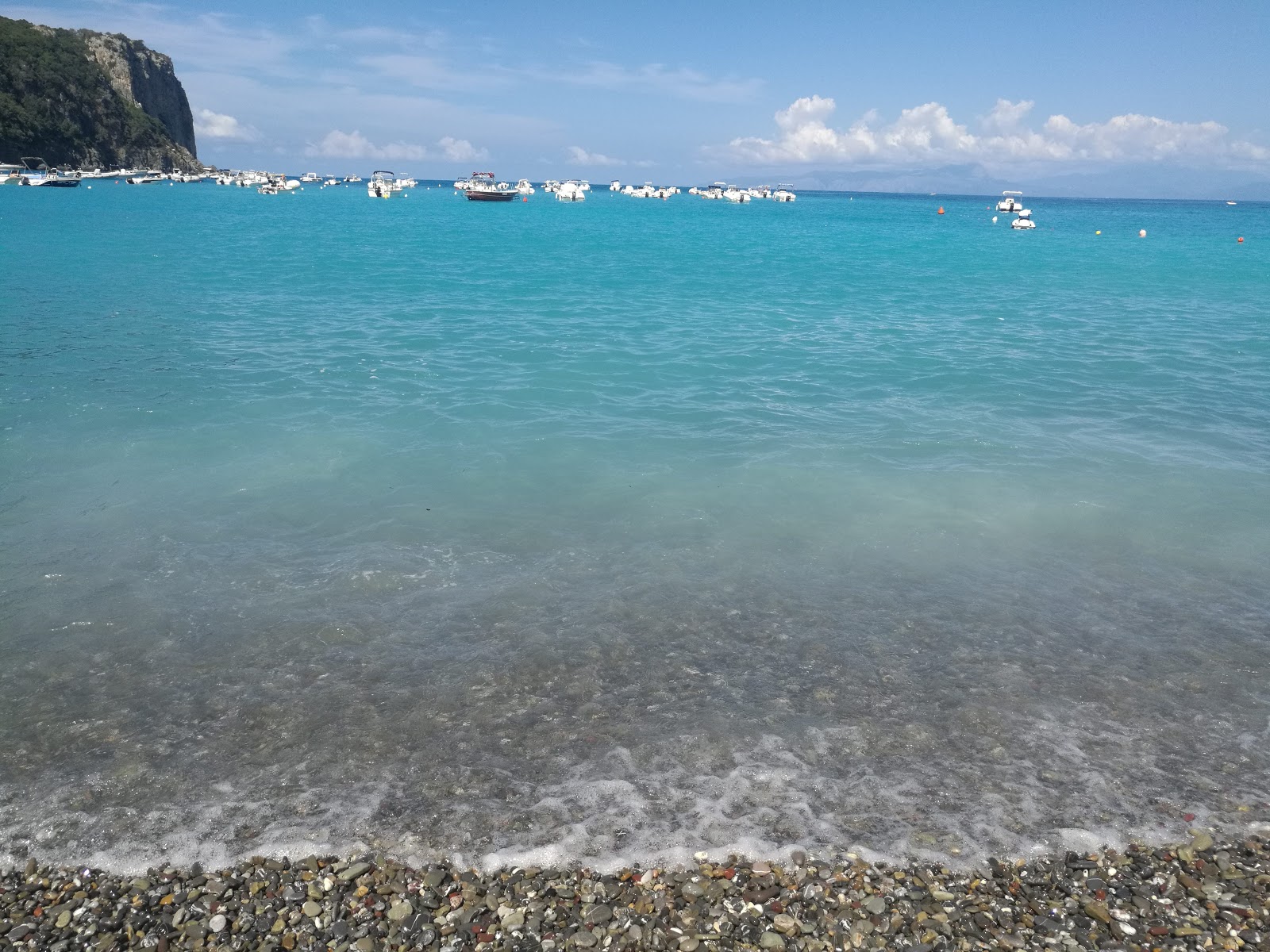 Spiaggia Praia a Mare'in fotoğrafı - rahatlamayı sevenler arasında popüler bir yer