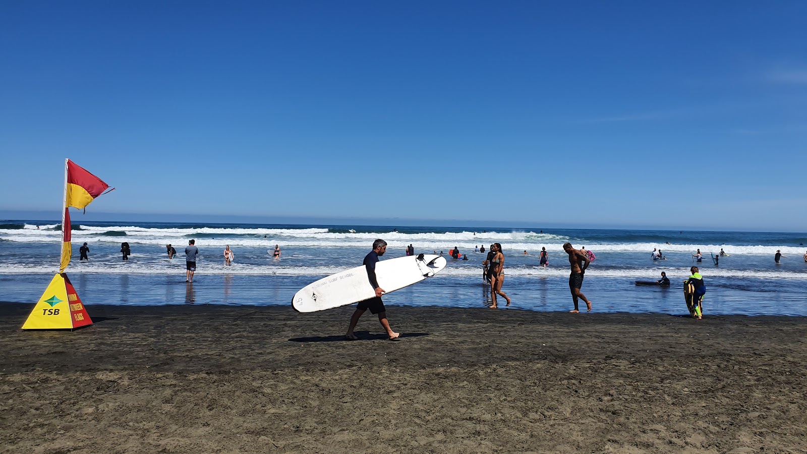 Muriwai Beach的照片 带有碧绿色纯水表面