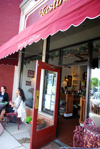 Wine Store «Tasting deVine», reviews and photos, 127 W Front St, Wheaton, IL 60187, USA