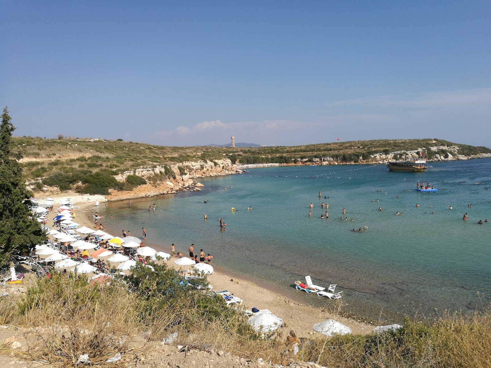 Fotografie cu Plaja din cadrul taberei Didim cu o suprafață de apa pură turcoaz