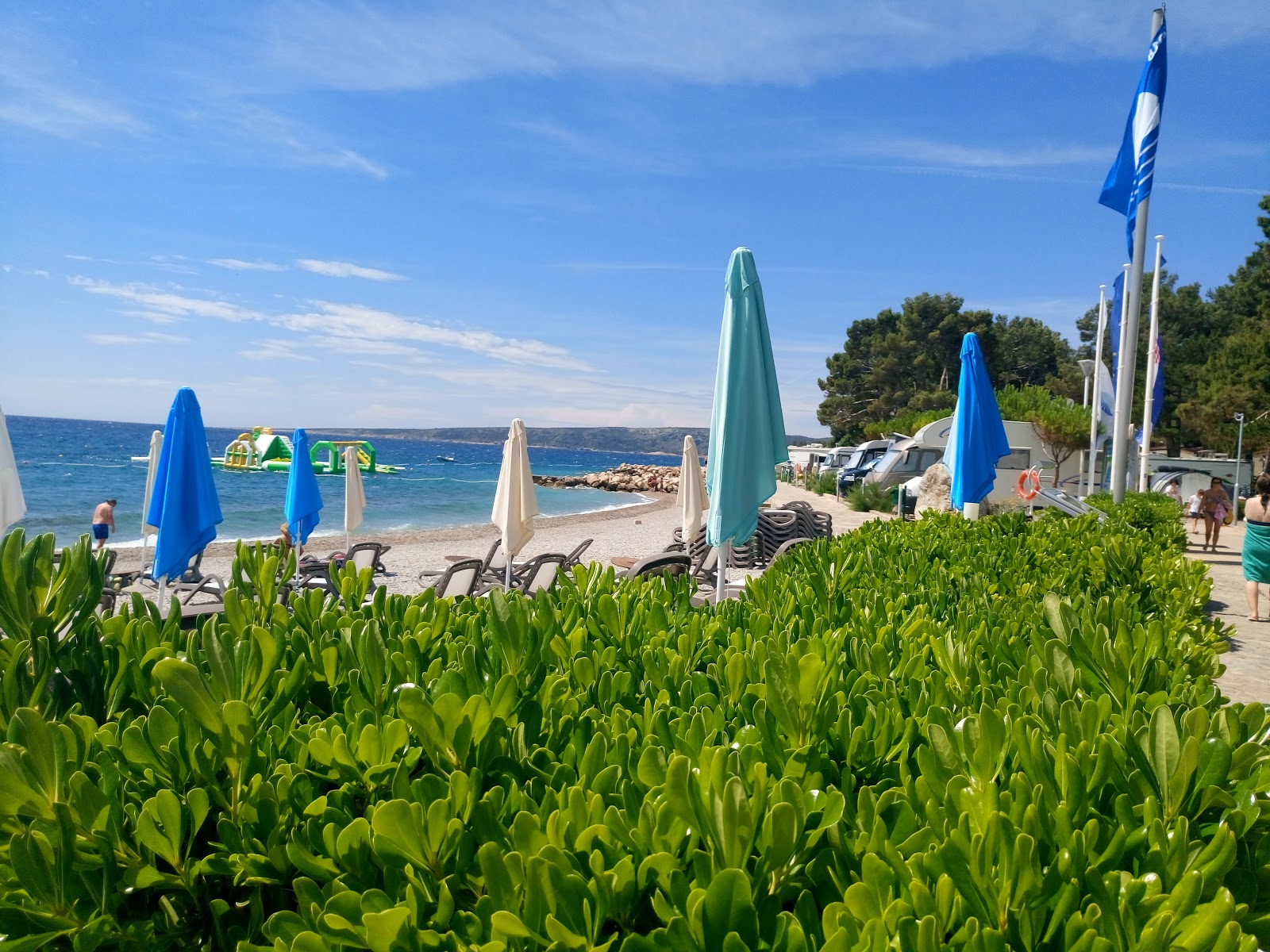 Karaka beach'in fotoğrafı birden fazla geniş koy ile birlikte