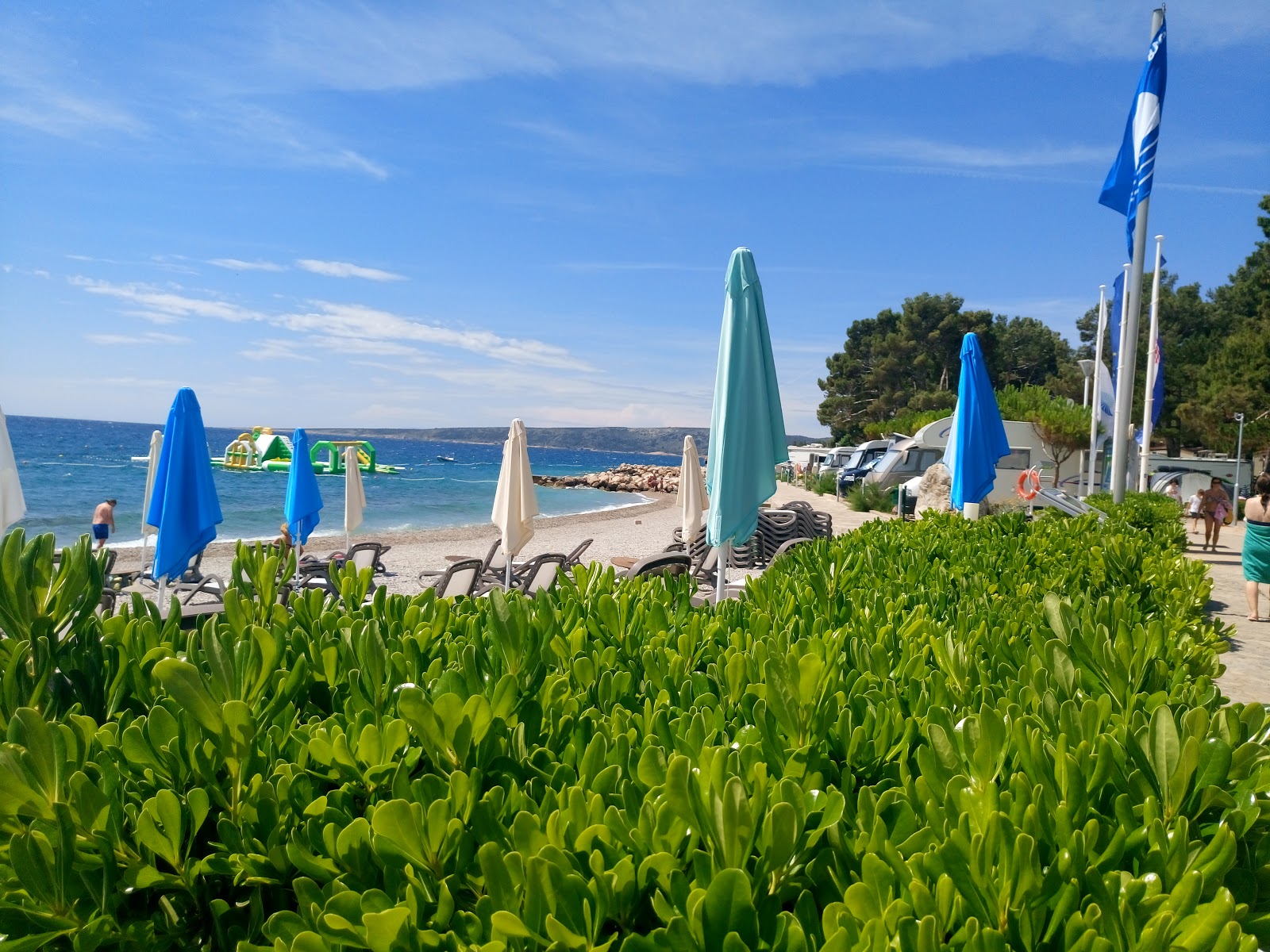 Foto di Karaka beach con una superficie del acqua cristallina