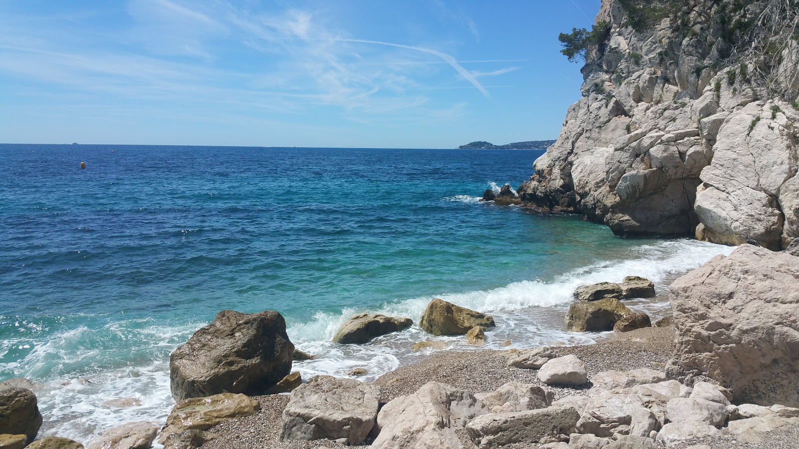 Plage des Pissarelles'in fotoğrafı dağlarla çevrili
