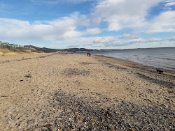 Foto von Leven Beach mit lange, gerade küste