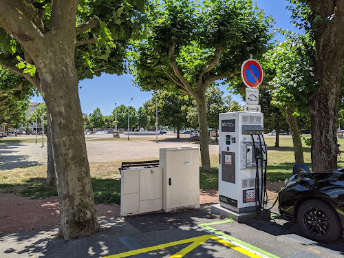 Borne de recharge de véhicules électriques Réseau eborn Station de recharge Saint-Marcellin