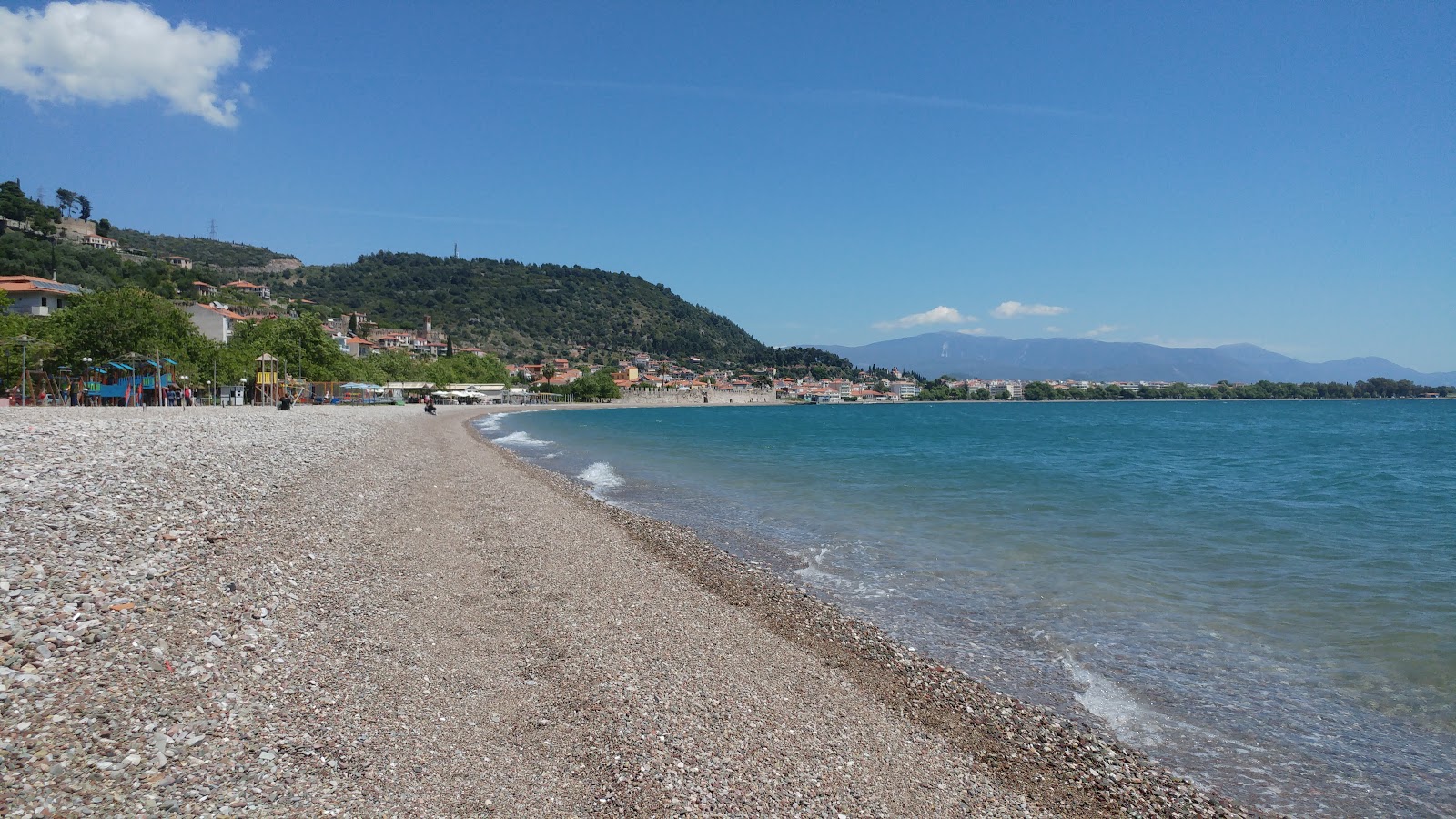 Foto di Nafpaktos psani beach con una superficie del piccoli ciottoli grigi