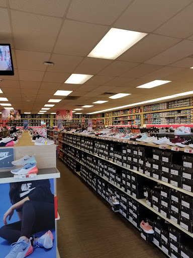 Shoe Store «Famous Footwear», reviews and photos, 2101 Elmwood Ave, Buffalo, NY 14207, USA