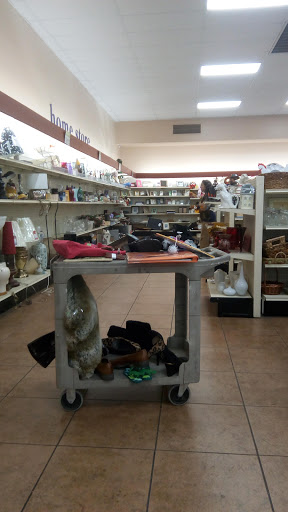 Thrift Store «Goodwill - Reseda», reviews and photos, 18225 Sherman Way, Reseda, CA 91335, USA