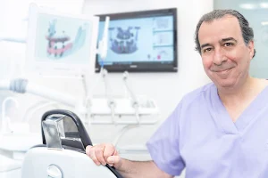Clínica Dental Dr. Arturo Martos image