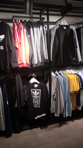 Stores to buy men's t-shirts Athens
