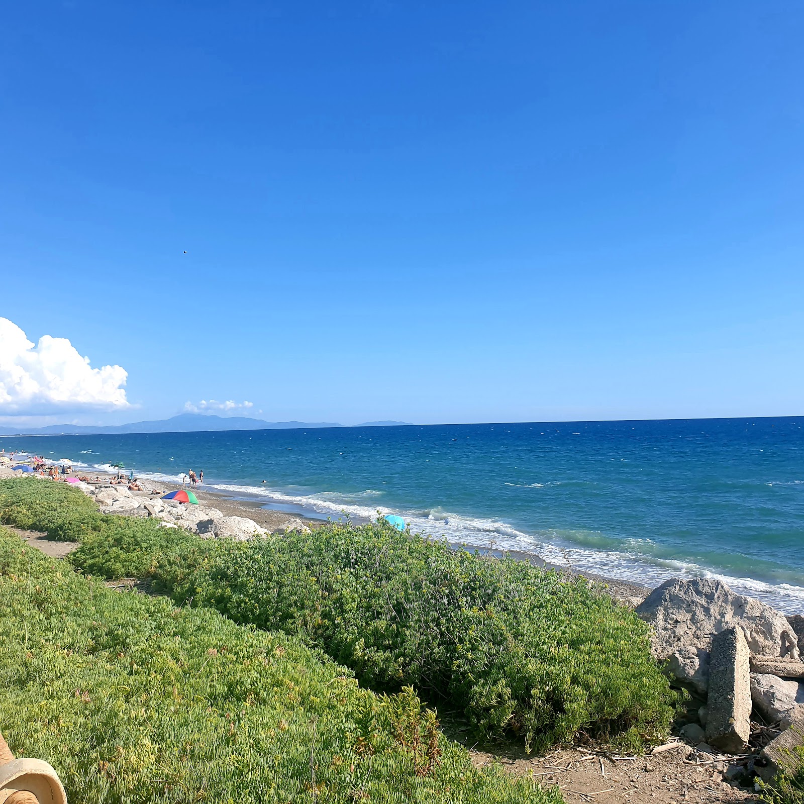 Foto de Arechi beach III com água azul superfície