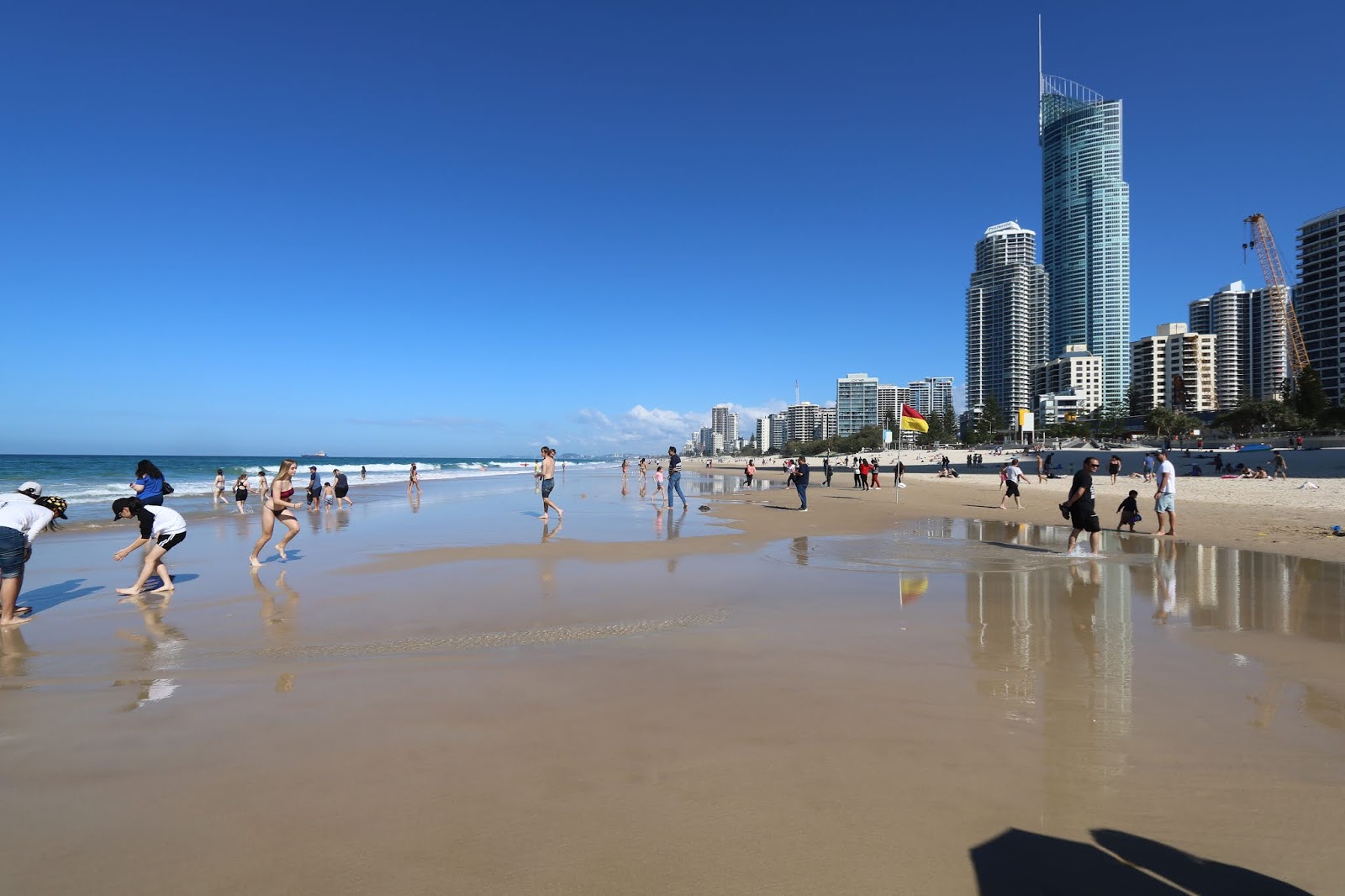 Foto af Surfers Paradise Beach med lys fint sand overflade