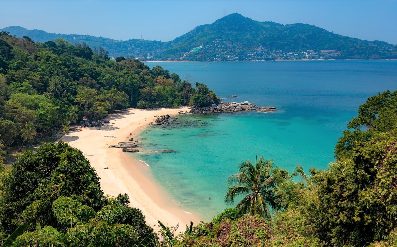 Foto di Laem Sing Beach con una superficie del sabbia beige fine