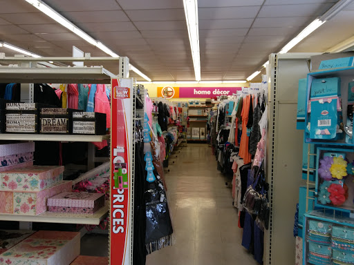 Dollar Store «FAMILY DOLLAR», reviews and photos, 2101 W State St, Bristol, VA 24201, USA