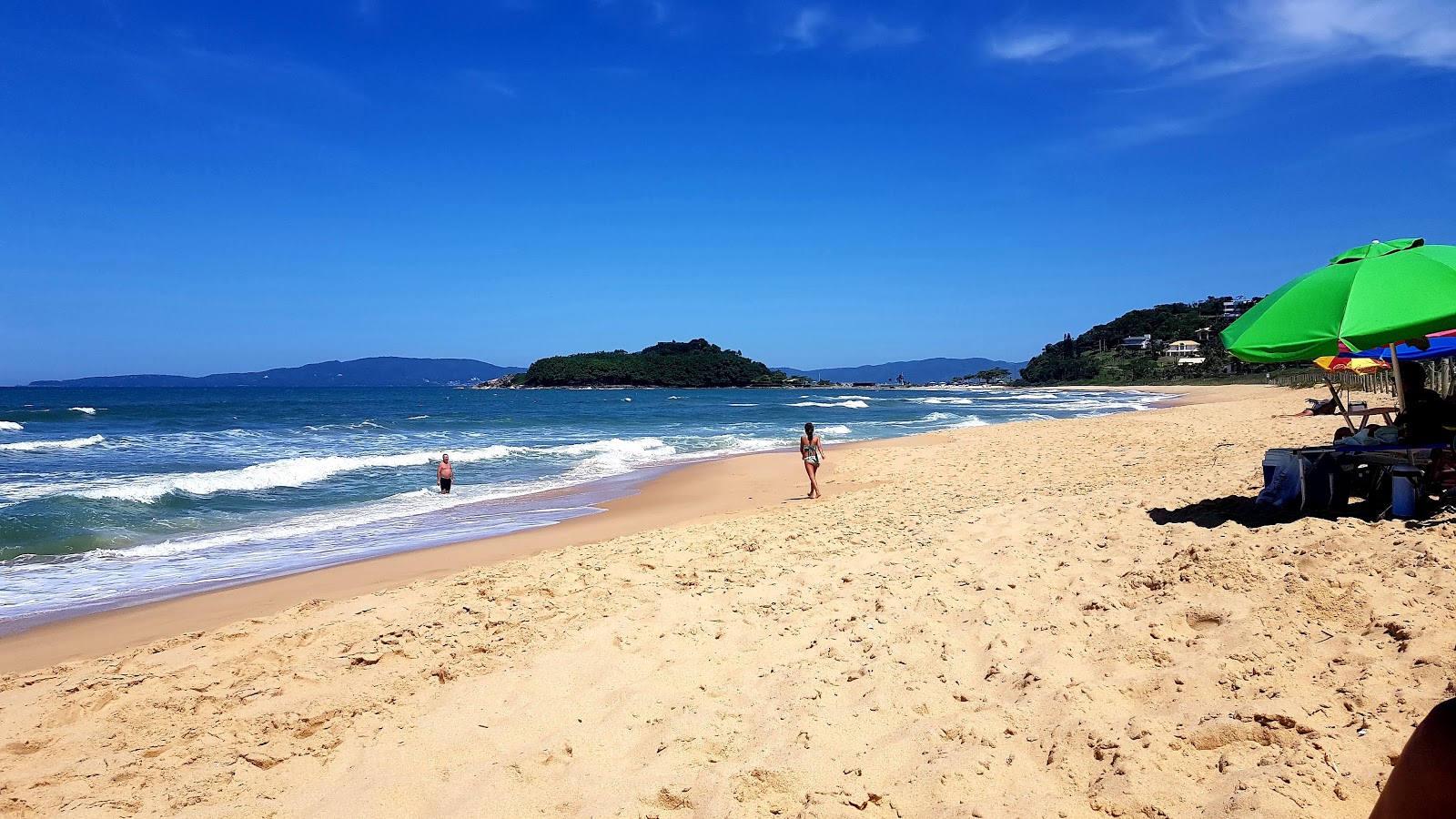Fotografija Praia da Ilhota II z svetel pesek površino