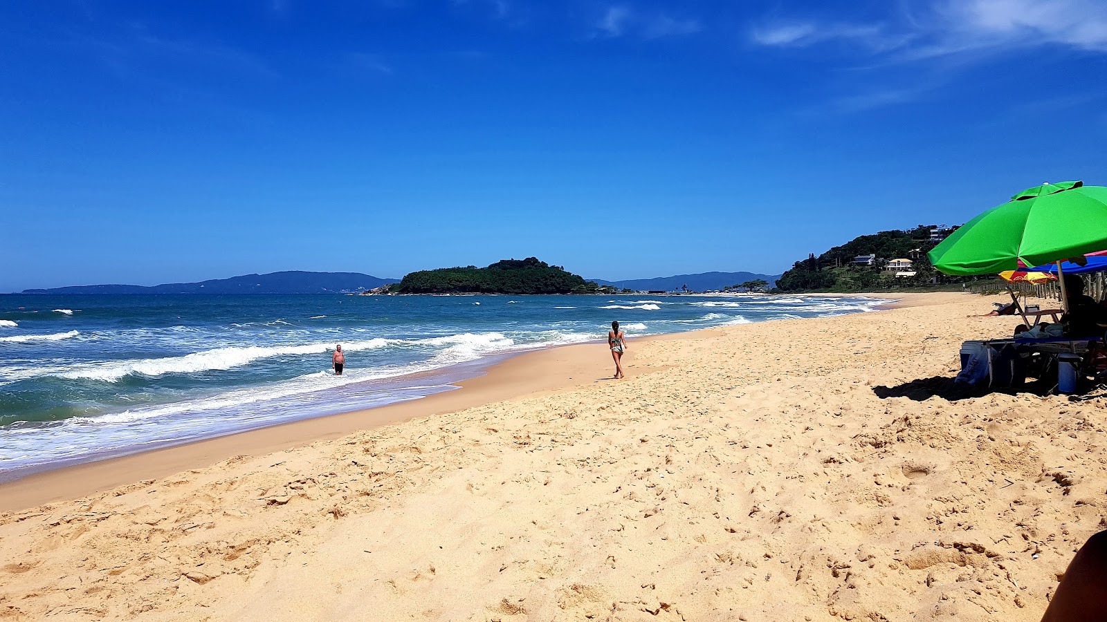 Foto von Praia da Ilhota mit beiger sand Oberfläche