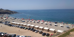 Plage Sidi Boussaid'in fotoğrafı dağlarla çevrili