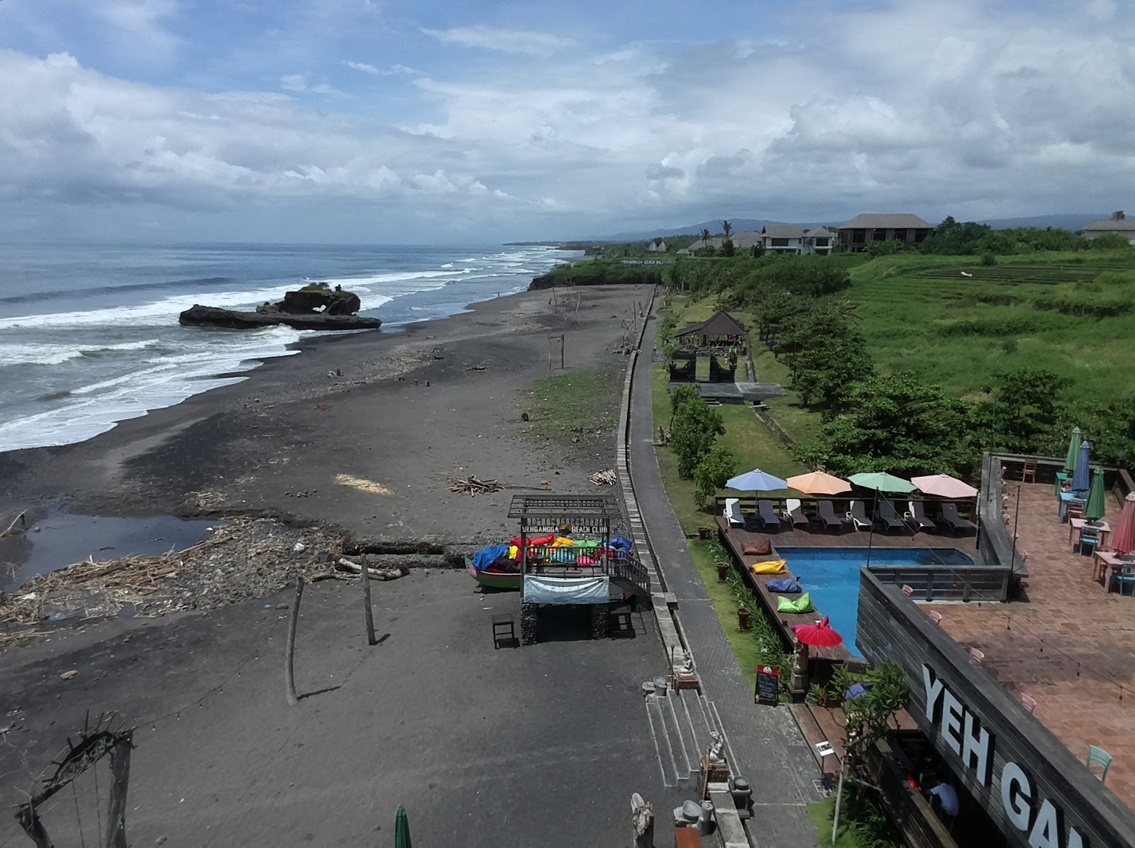 Foto di Yeh Gangga Beach con una superficie del sabbia nera