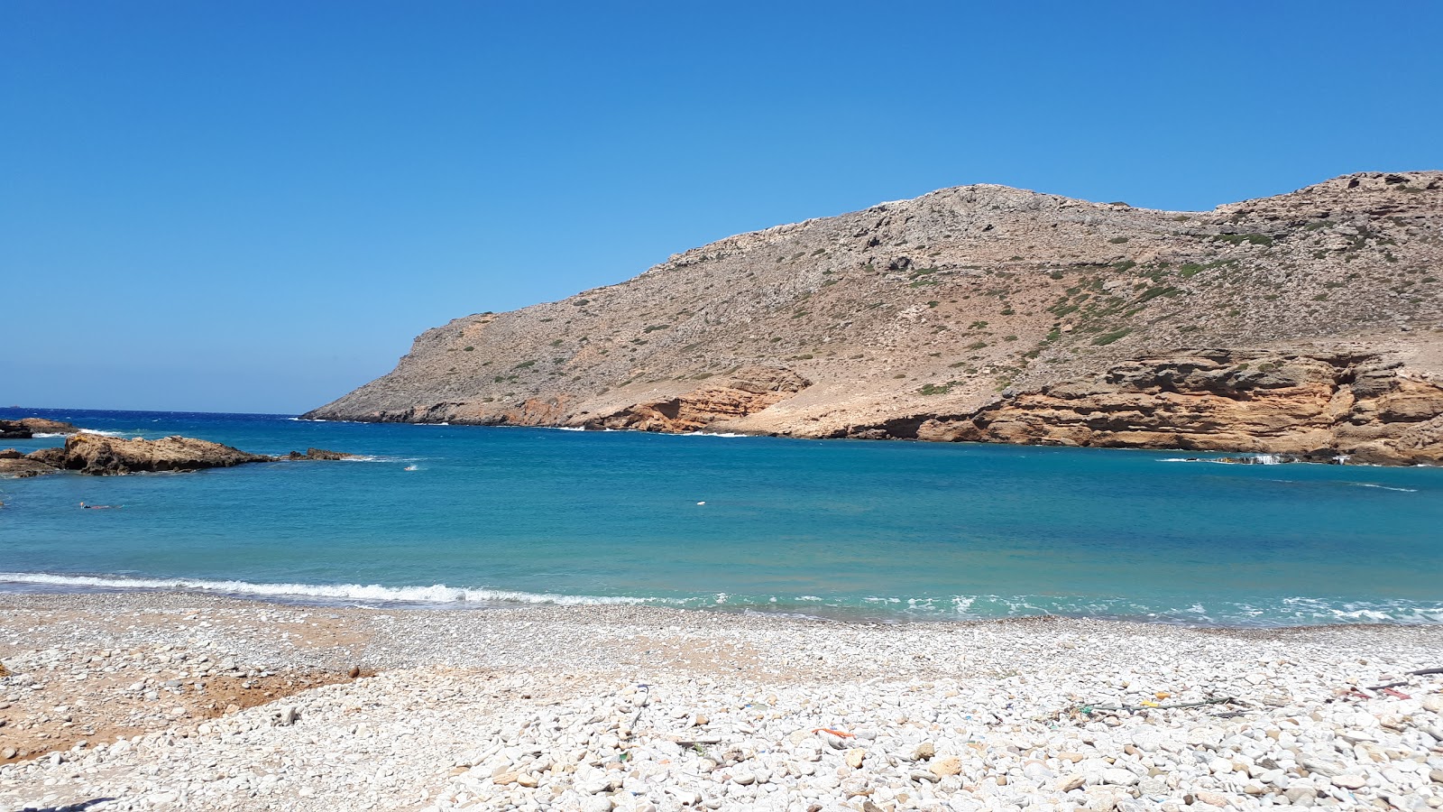 Foto von Black Kavos befindet sich in natürlicher umgebung