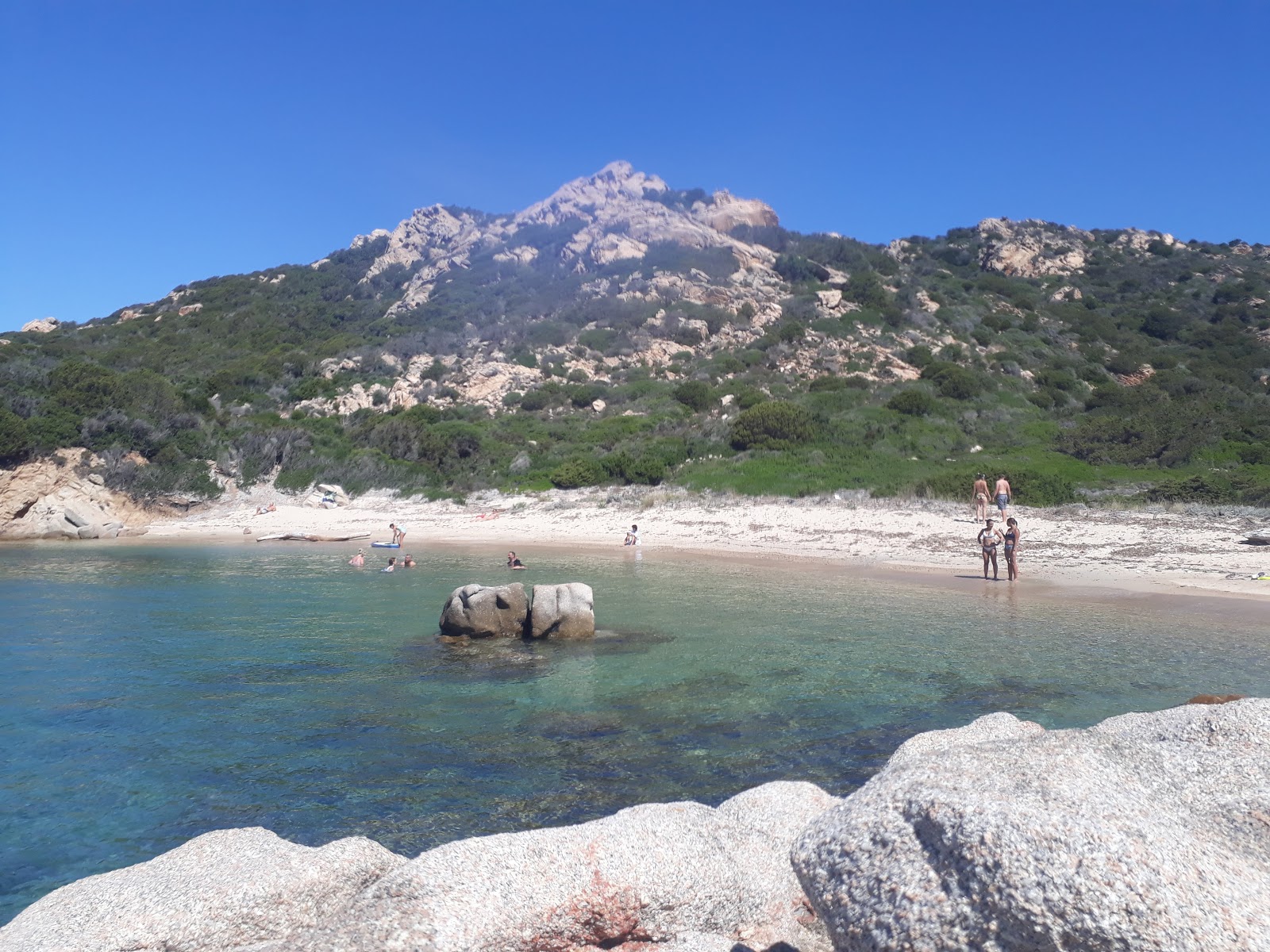 Fotografie cu Cala D'alga beach cu o suprafață de apa pură turcoaz