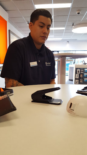 Cell Phone Store «AT&T Authorized Retailer», reviews and photos, 420 E Rollins Rd, Round Lake Beach, IL 60073, USA